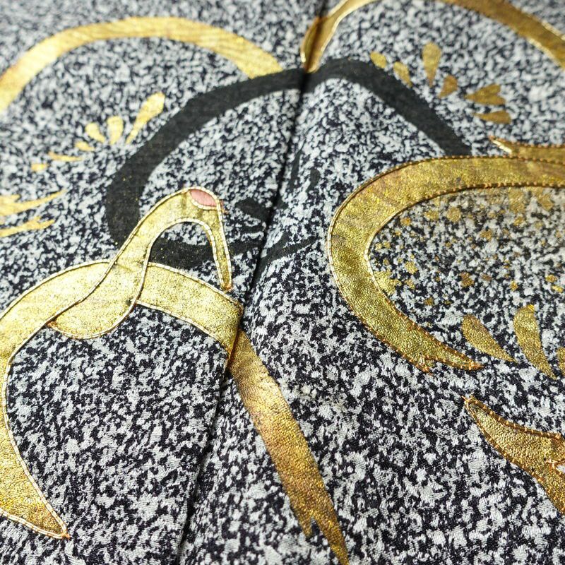 付け下げ 良品 しつけ糸付き 金駒刺繍 一つ紋付き 正絹 木の葉・植物柄 袷仕立て 身丈163.5cm 裄丈68.5cm リサイクル着物 着物 箔 共八掛 グレー_画像7