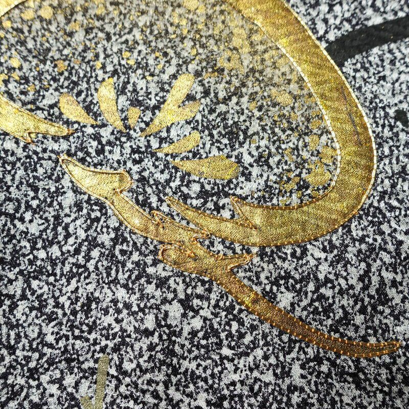 付け下げ 良品 しつけ糸付き 金駒刺繍 一つ紋付き 正絹 木の葉・植物柄 袷仕立て 身丈163.5cm 裄丈68.5cm リサイクル着物 着物 箔 共八掛 グレー_画像8