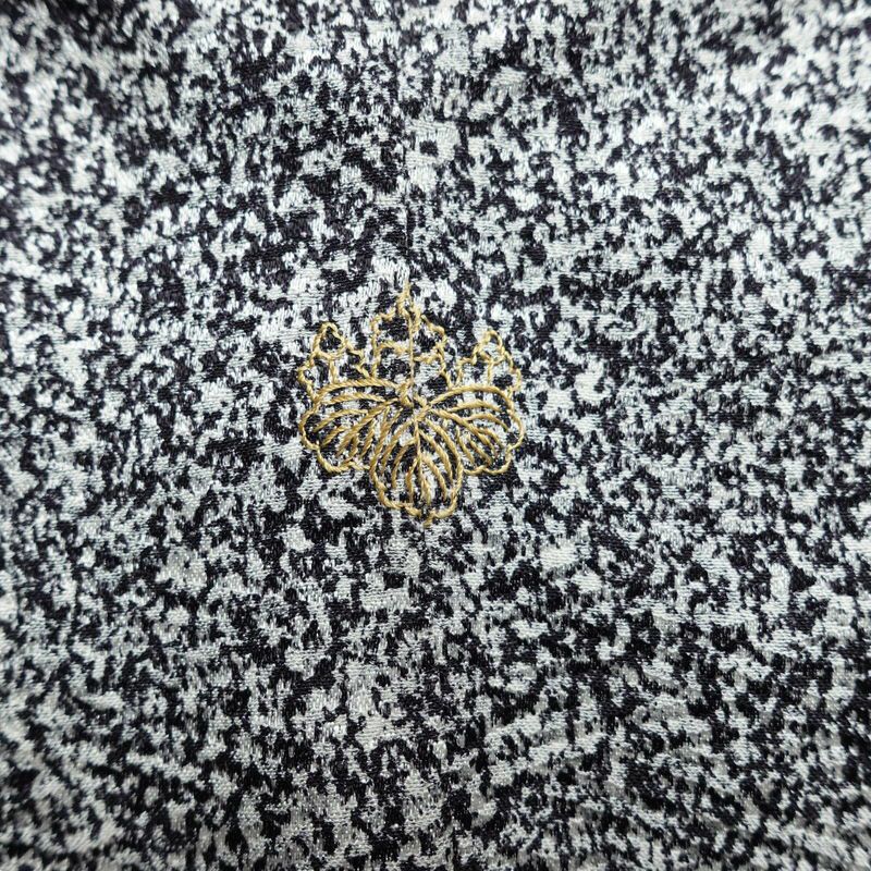 付け下げ 良品 しつけ糸付き 金駒刺繍 一つ紋付き 正絹 木の葉・植物柄 袷仕立て 身丈163.5cm 裄丈68.5cm リサイクル着物 着物 箔 共八掛 グレー_画像13