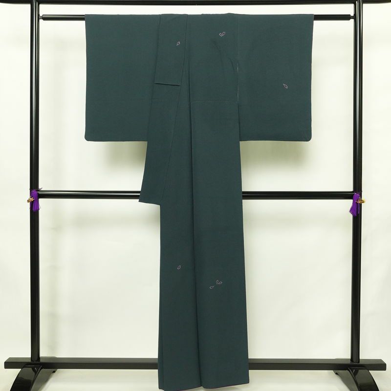 付け下げ 落款入り 辻村寿三郎 ジュサブロー 縮緬 正絹 花柄 袷仕立て 身丈159cm 裄丈63cm リサイクル着物 着物 卒業式 七五三 お宮参り フォーマル シンプル 緑・うぐいす色_画像2