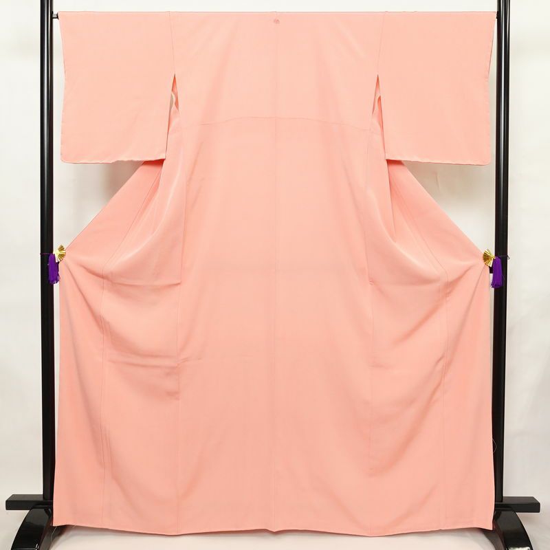 色無地 美品 しつけ糸付き 縮緬 一つ紋付き 正絹 無地 袷仕立て 身丈165.5cm 裄丈66.5cm リサイクル着物 着物 お茶会 フォーマル シンプル ピンク_画像1