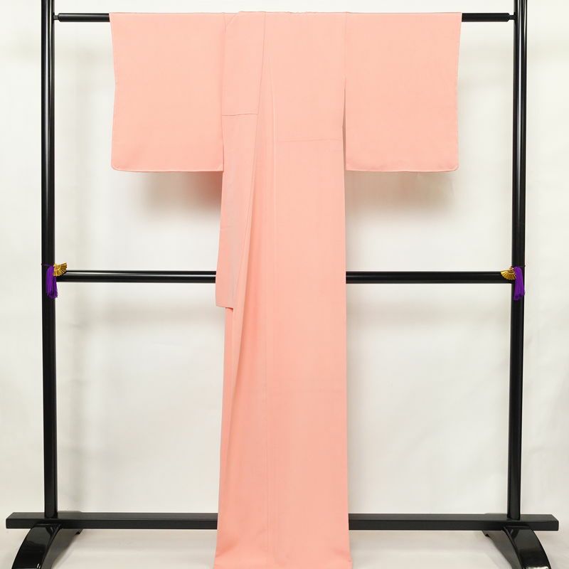 色無地 美品 しつけ糸付き 縮緬 一つ紋付き 正絹 無地 袷仕立て 身丈165.5cm 裄丈66.5cm リサイクル着物 着物 お茶会 フォーマル シンプル ピンク_画像2