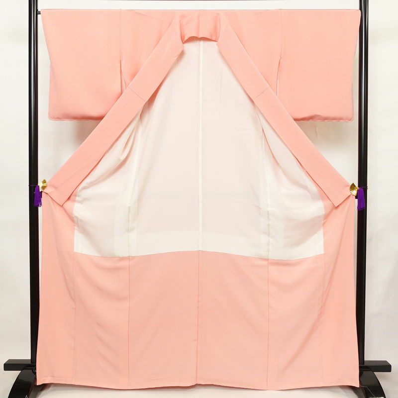 色無地 美品 しつけ糸付き 縮緬 一つ紋付き 正絹 無地 袷仕立て 身丈165.5cm 裄丈66.5cm リサイクル着物 着物 お茶会 フォーマル シンプル ピンク_画像3