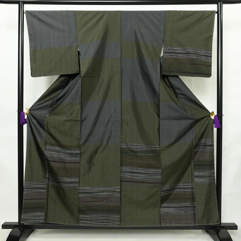 紬 付下 美品 しつけ糸付き 正絹 縞柄・線柄 袷仕立て 身丈159cm 裄丈66cm リサイクル着物 着物 シンプル おしゃれ 緑・うぐいす色_画像1