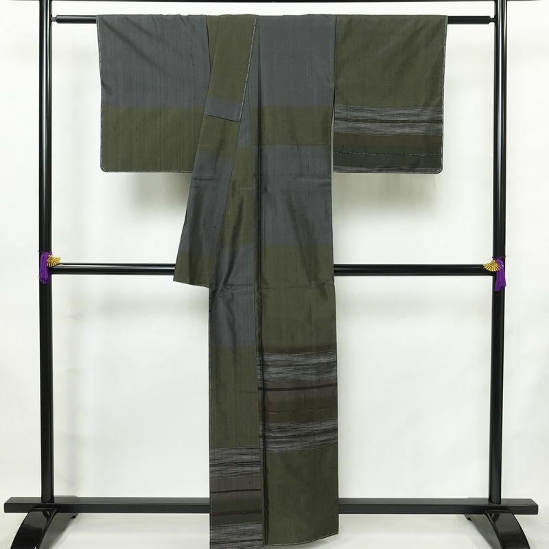 紬 付下 美品 しつけ糸付き 正絹 縞柄・線柄 袷仕立て 身丈159cm 裄丈66cm リサイクル着物 着物 シンプル おしゃれ 緑・うぐいす色_画像2