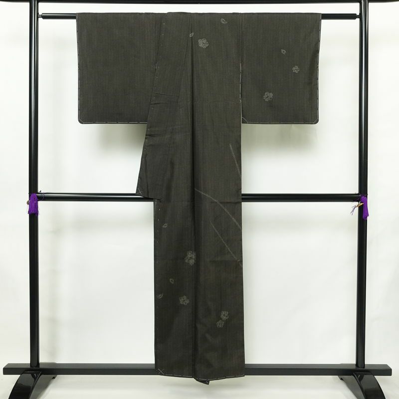 大島紬 付下 美品 証紙あり 落款入り しつけ糸付き 正絹 花柄 袷仕立て 身丈152cm 裄丈65cm リサイクル着物 おしゃれ 着物 茶_画像2