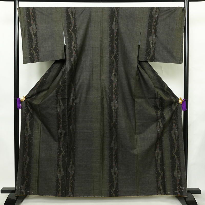 大島紬 古代染色 純泥染 美品 証紙あり しつけ糸付き 正絹 幾何学柄・抽象柄 袷仕立て 身丈163cm 裄丈69.5cm リサイクル着物 着物 未使用品 緑・うぐいす色_画像1