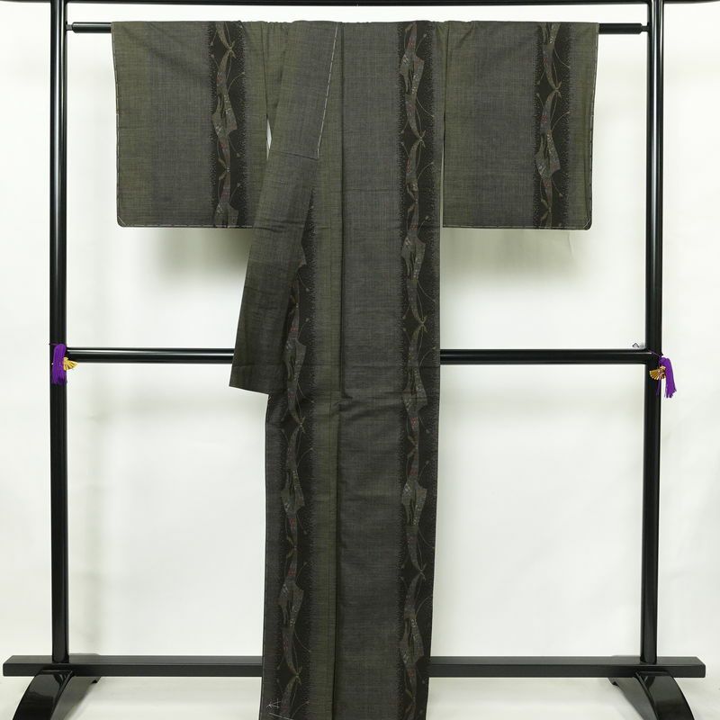 大島紬 古代染色 純泥染 美品 証紙あり しつけ糸付き 正絹 幾何学柄・抽象柄 袷仕立て 身丈163cm 裄丈69.5cm リサイクル着物 着物 未使用品 緑・うぐいす色_画像2