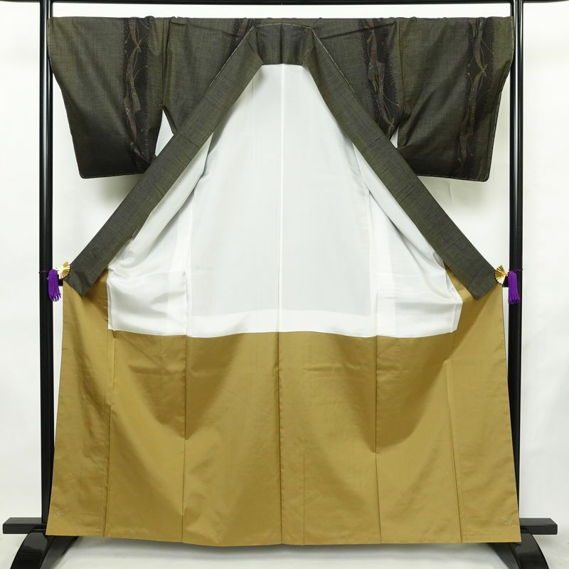 大島紬 古代染色 純泥染 美品 証紙あり しつけ糸付き 正絹 幾何学柄・抽象柄 袷仕立て 身丈163cm 裄丈69.5cm リサイクル着物 着物 未使用品 緑・うぐいす色_画像3