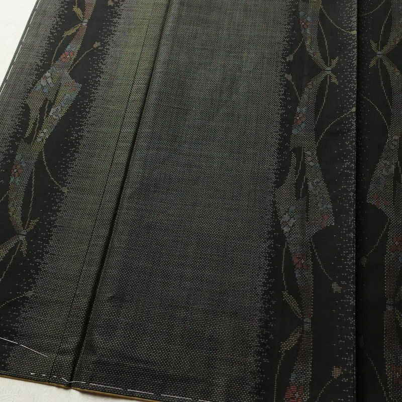 大島紬 古代染色 純泥染 美品 証紙あり しつけ糸付き 正絹 幾何学柄・抽象柄 袷仕立て 身丈163cm 裄丈69.5cm リサイクル着物 着物 未使用品 緑・うぐいす色_画像4