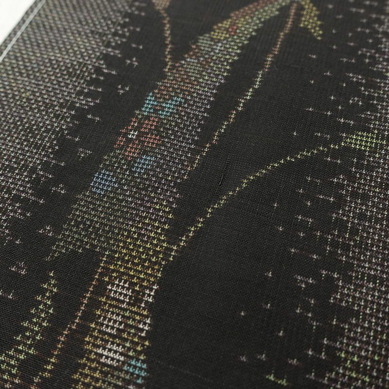 大島紬 古代染色 純泥染 美品 証紙あり しつけ糸付き 正絹 幾何学柄・抽象柄 袷仕立て 身丈163cm 裄丈69.5cm リサイクル着物 着物 未使用品 緑・うぐいす色_画像9