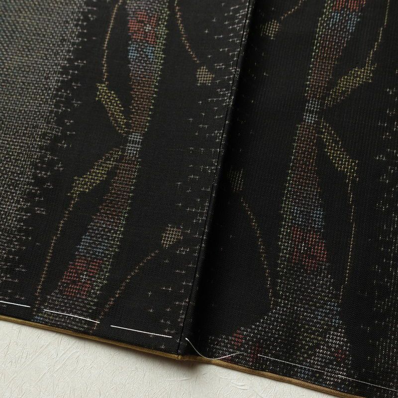 大島紬 古代染色 純泥染 美品 証紙あり しつけ糸付き 正絹 幾何学柄・抽象柄 袷仕立て 身丈163cm 裄丈69.5cm リサイクル着物 着物 未使用品 緑・うぐいす色_画像11