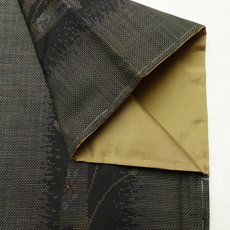 大島紬 古代染色 純泥染 美品 証紙あり しつけ糸付き 正絹 幾何学柄・抽象柄 袷仕立て 身丈163cm 裄丈69.5cm リサイクル着物 着物 未使用品 緑・うぐいす色_画像13