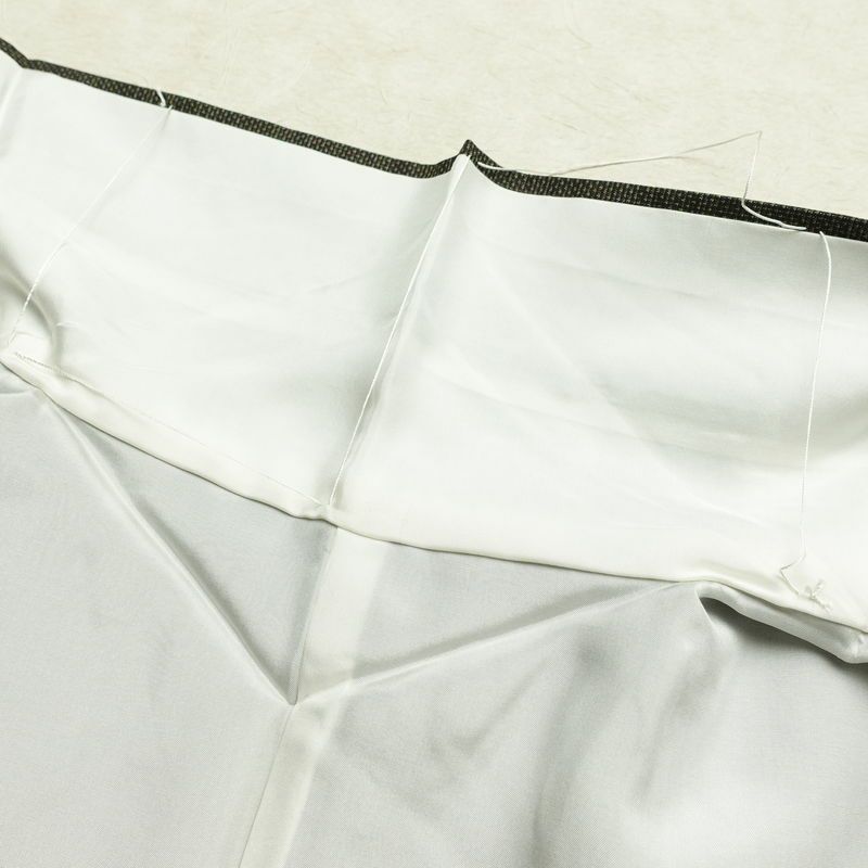 大島紬 古代染色 純泥染 美品 証紙あり しつけ糸付き 正絹 幾何学柄・抽象柄 袷仕立て 身丈163cm 裄丈69.5cm リサイクル着物 着物 未使用品 緑・うぐいす色_画像18