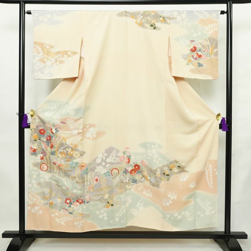 訪問着 良品 しつけ糸付き 金駒刺繍 一つ紋付き 正絹 花柄 袷仕立て 身丈152cm 裄丈63.5cm リサイクル着物 着物 箔 入学式 卒業式 結婚式 七五三 パーティー お宮参り フォーマル 紅葉 ピンクベージュ 菊 ベージュ_画像1