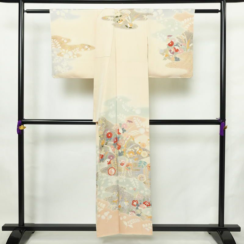 訪問着 良品 しつけ糸付き 金駒刺繍 一つ紋付き 正絹 花柄 袷仕立て 身丈152cm 裄丈63.5cm リサイクル着物 着物 箔 入学式 卒業式 結婚式 七五三 パーティー お宮参り フォーマル 紅葉 ピンクベージュ 菊 ベージュ_画像2