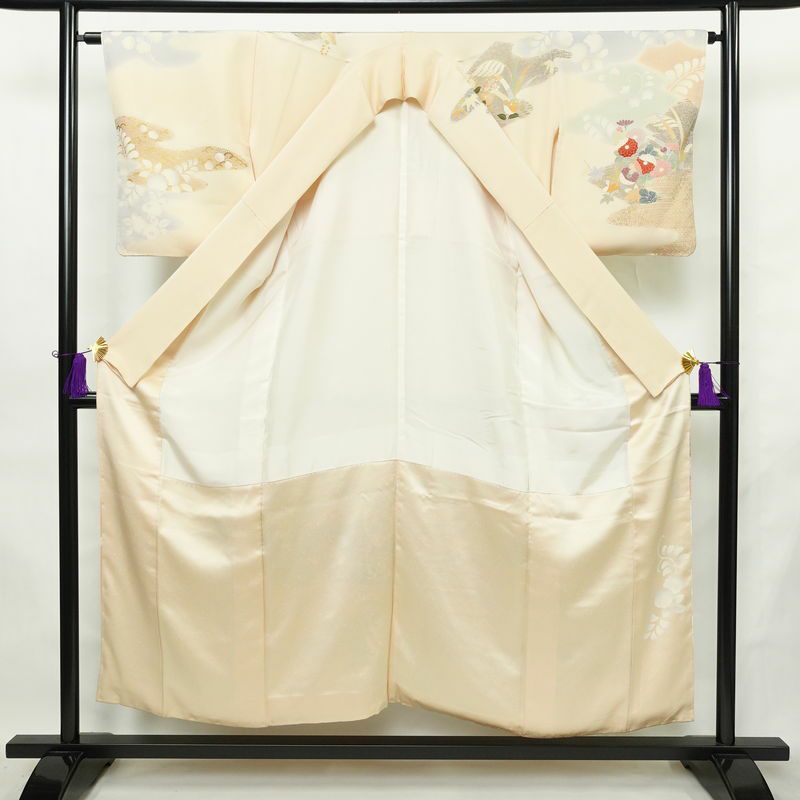 訪問着 良品 しつけ糸付き 金駒刺繍 一つ紋付き 正絹 花柄 袷仕立て 身丈152cm 裄丈63.5cm リサイクル着物 着物 箔 入学式 卒業式 結婚式 七五三 パーティー お宮参り フォーマル 紅葉 ピンクベージュ 菊 ベージュ_画像3