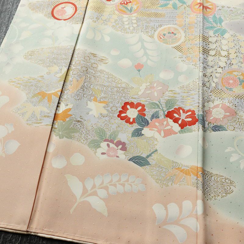 訪問着 良品 しつけ糸付き 金駒刺繍 一つ紋付き 正絹 花柄 袷仕立て 身丈152cm 裄丈63.5cm リサイクル着物 着物 箔 入学式 卒業式 結婚式 七五三 パーティー お宮参り フォーマル 紅葉 ピンクベージュ 菊 ベージュ_画像4