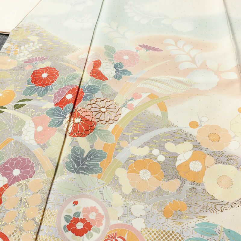 訪問着 良品 しつけ糸付き 金駒刺繍 一つ紋付き 正絹 花柄 袷仕立て 身丈152cm 裄丈63.5cm リサイクル着物 着物 箔 入学式 卒業式 結婚式 七五三 パーティー お宮参り フォーマル 紅葉 ピンクベージュ 菊 ベージュ_画像5