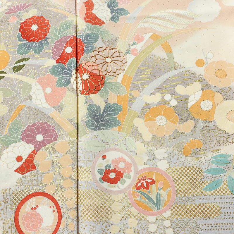 訪問着 良品 しつけ糸付き 金駒刺繍 一つ紋付き 正絹 花柄 袷仕立て 身丈152cm 裄丈63.5cm リサイクル着物 着物 箔 入学式 卒業式 結婚式 七五三 パーティー お宮参り フォーマル 紅葉 ピンクベージュ 菊 ベージュ_画像6