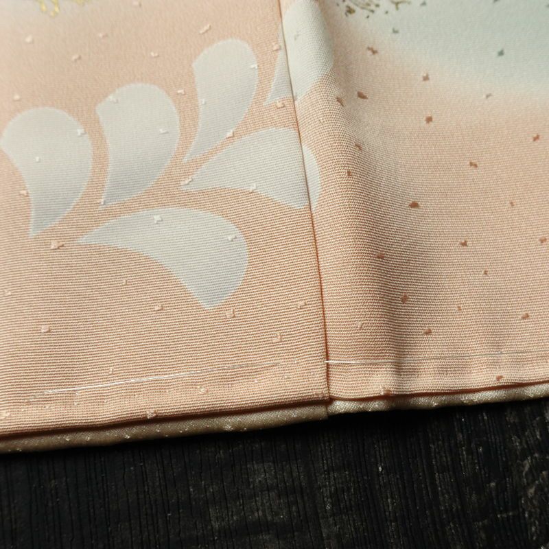 訪問着 良品 しつけ糸付き 金駒刺繍 一つ紋付き 正絹 花柄 袷仕立て 身丈152cm 裄丈63.5cm リサイクル着物 着物 箔 入学式 卒業式 結婚式 七五三 パーティー お宮参り フォーマル 紅葉 ピンクベージュ 菊 ベージュ_画像11
