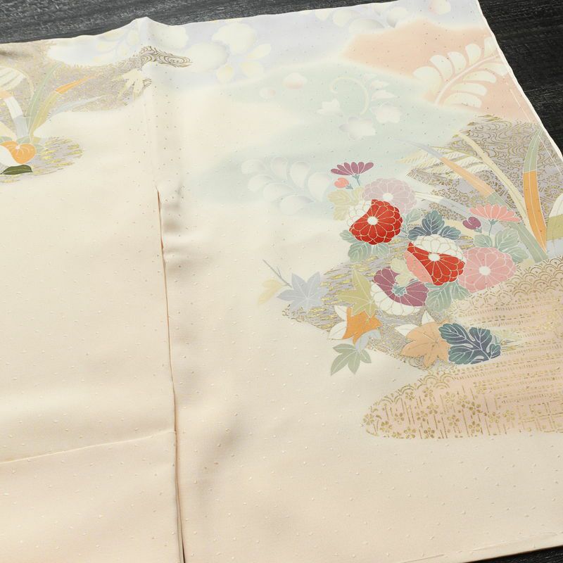 訪問着 良品 しつけ糸付き 金駒刺繍 一つ紋付き 正絹 花柄 袷仕立て 身丈152cm 裄丈63.5cm リサイクル着物 着物 箔 入学式 卒業式 結婚式 七五三 パーティー お宮参り フォーマル 紅葉 ピンクベージュ 菊 ベージュ_画像15