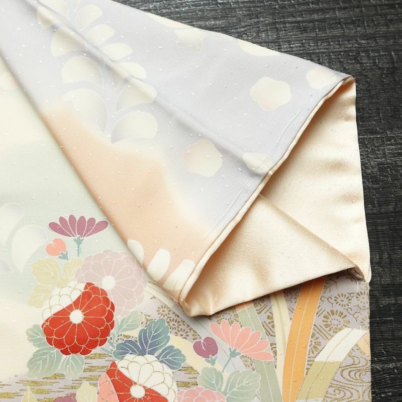 訪問着 良品 しつけ糸付き 金駒刺繍 一つ紋付き 正絹 花柄 袷仕立て 身丈152cm 裄丈63.5cm リサイクル着物 着物 箔 入学式 卒業式 結婚式 七五三 パーティー お宮参り フォーマル 紅葉 ピンクベージュ 菊 ベージュ_画像16