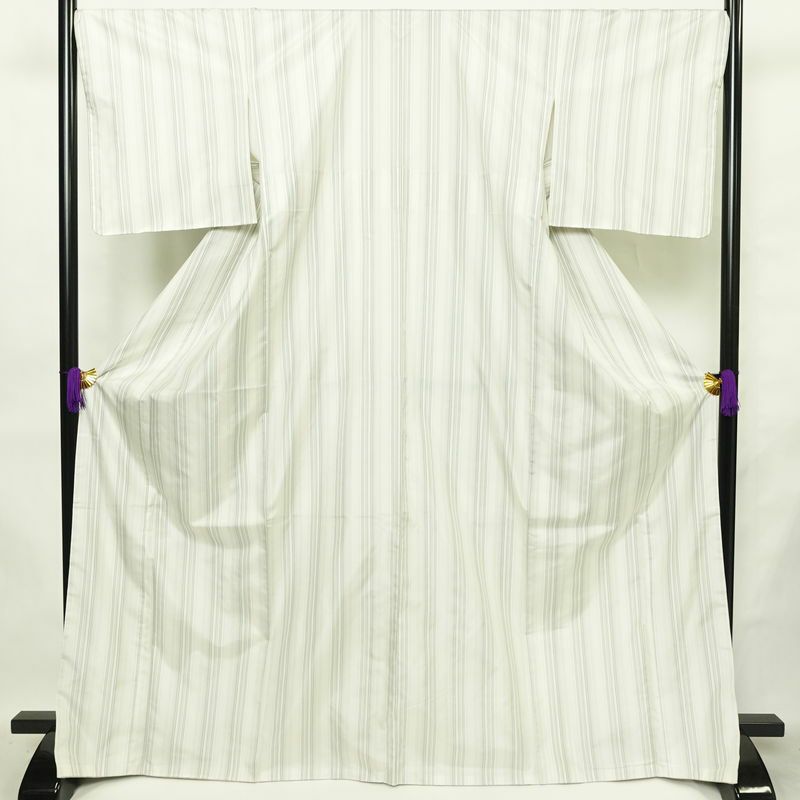 大島紬 おごじょ縞 美品 証紙あり しつけ糸付き 正絹 縞柄・線柄 袷仕立て 身丈169cm 裄丈68.5cm リサイクル着物 着物 未使用品 シンプル おしゃれ 白_画像1