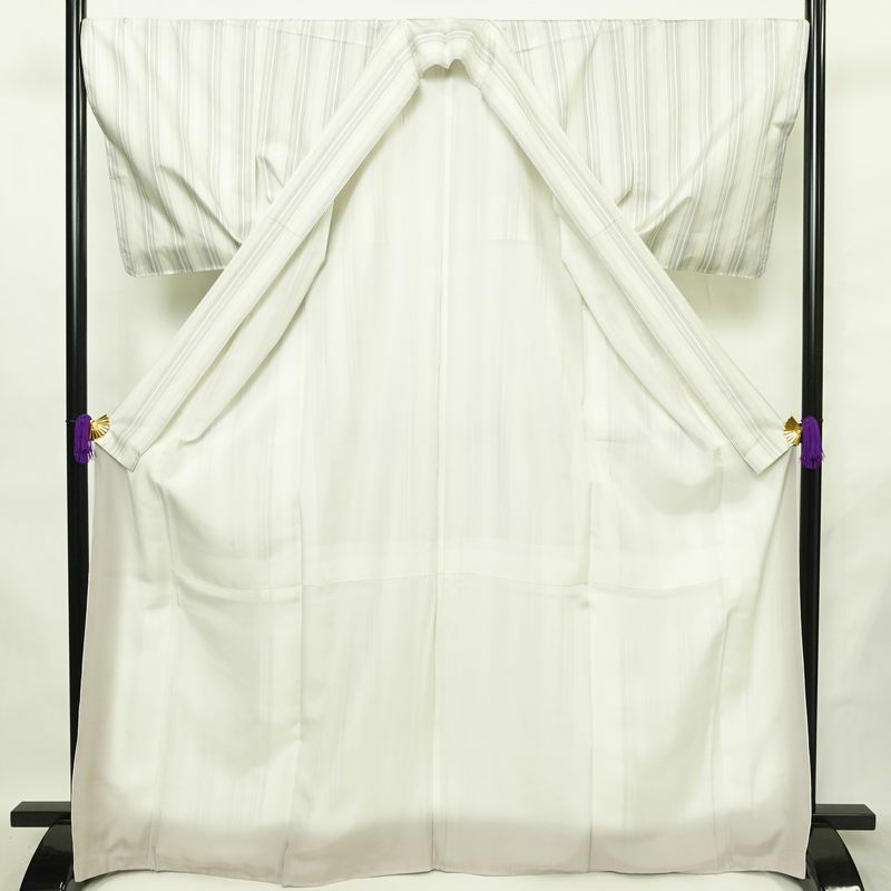 大島紬 おごじょ縞 美品 証紙あり しつけ糸付き 正絹 縞柄・線柄 袷仕立て 身丈169cm 裄丈68.5cm リサイクル着物 着物 未使用品 シンプル おしゃれ 白_画像3