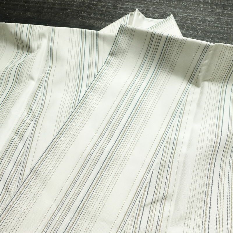 大島紬 おごじょ縞 美品 証紙あり しつけ糸付き 正絹 縞柄・線柄 袷仕立て 身丈169cm 裄丈68.5cm リサイクル着物 着物 未使用品 シンプル おしゃれ 白_画像15