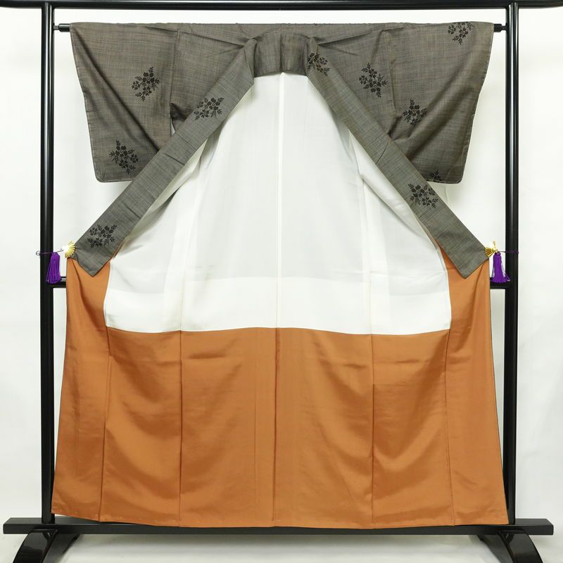 大島紬 美品 しつけ糸付き 正絹 花柄 袷仕立て 身丈159cm 裄丈63.5cm リサイクル着物 着物 未使用品 茶_画像3