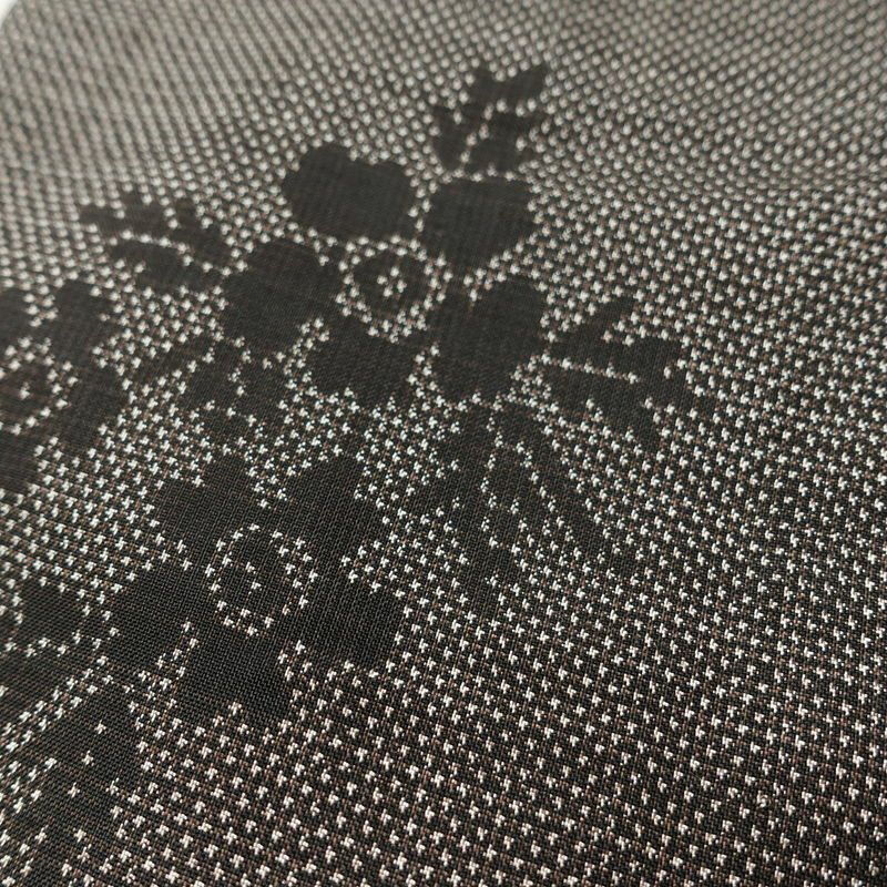 大島紬 美品 しつけ糸付き 正絹 花柄 袷仕立て 身丈159cm 裄丈63.5cm リサイクル着物 着物 未使用品 茶_画像9