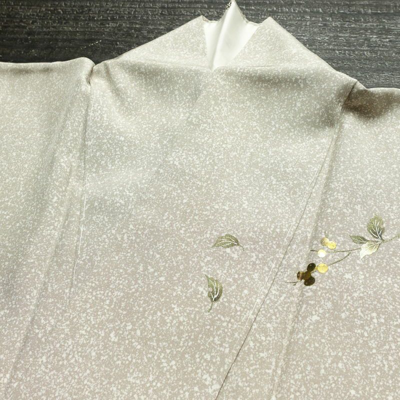 訪問着 美品 しつけ糸付き 正絹 木の葉・植物柄 袷仕立て 身丈157.5cm 裄丈68cm リサイクル着物 着物 刺繍 箔 未使用品 入学式 卒業式 七五三 お宮参り フォーマル 上品 グレージュ ベージュ_画像18