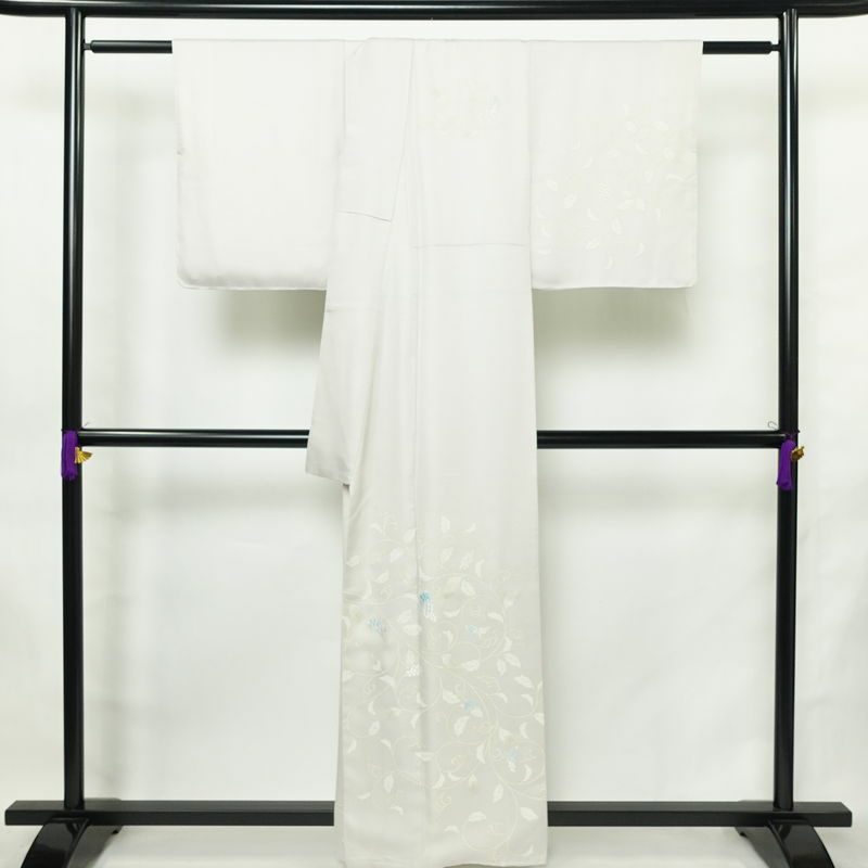 付け下げ 美品 しつけ糸付き 正絹 木の葉・植物柄 袷仕立て 身丈159.5cm 裄丈65cm リサイクル着物 着物 刺繍 箔 入学式 卒業式 七五三 お宮参り フォーマル 上品 紫・藤色_画像2