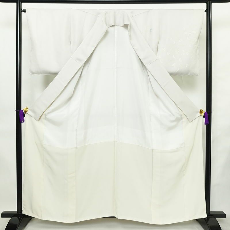 付け下げ 美品 しつけ糸付き 正絹 木の葉・植物柄 袷仕立て 身丈159.5cm 裄丈65cm リサイクル着物 着物 刺繍 箔 入学式 卒業式 七五三 お宮参り フォーマル 上品 紫・藤色_画像3