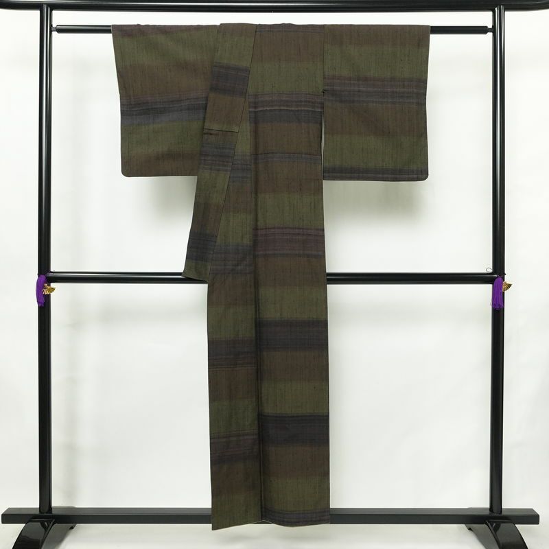 紬 正絹 縞柄・線柄 袷仕立て 身丈152.5cm 裄丈62cm リサイクル着物 着物 モダン 緑・うぐいす色_画像2