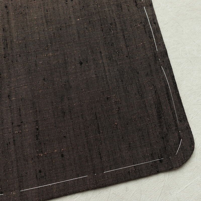 男性用 紬アンサンブル セット 着物 羽織 良品 しつけ糸付き アンサンブル 正絹 無地 袷仕立て 身丈148cm 裄丈71cm リサイクル着物 着物 金彩 茶_画像13