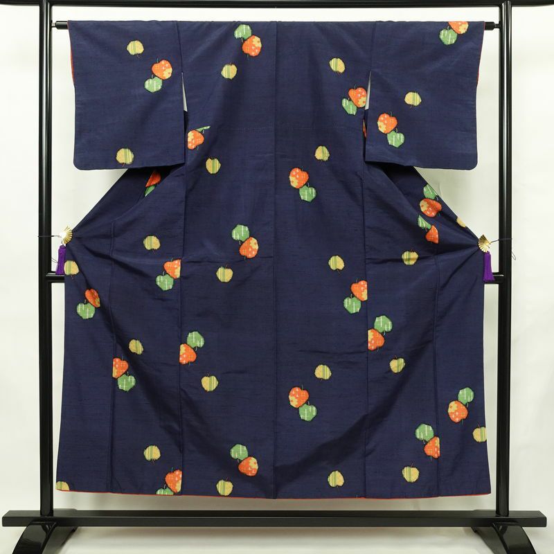 紬 正絹 その他の柄 袷仕立て 身丈153cm 裄丈63cm リサイクル着物 着物 りんご 林檎 青・紺_画像1