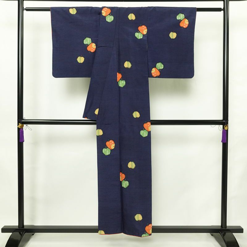 紬 正絹 その他の柄 袷仕立て 身丈153cm 裄丈63cm リサイクル着物 着物 りんご 林檎 青・紺_画像2