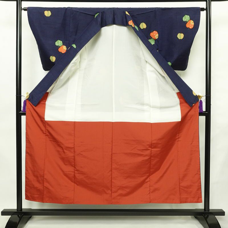 紬 正絹 その他の柄 袷仕立て 身丈153cm 裄丈63cm リサイクル着物 着物 りんご 林檎 青・紺_画像3