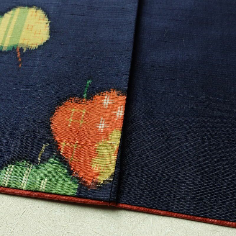 紬 正絹 その他の柄 袷仕立て 身丈153cm 裄丈63cm リサイクル着物 着物 りんご 林檎 青・紺_画像11