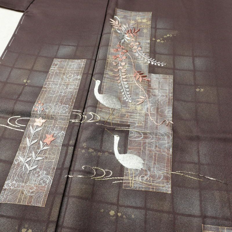 付け下げ しつけ糸付き 一つ紋付き 正絹 人物・動物柄 袷仕立て 身丈164cm 裄丈64.5cm リサイクル着物 着物 刺繍 箔 茶_画像5