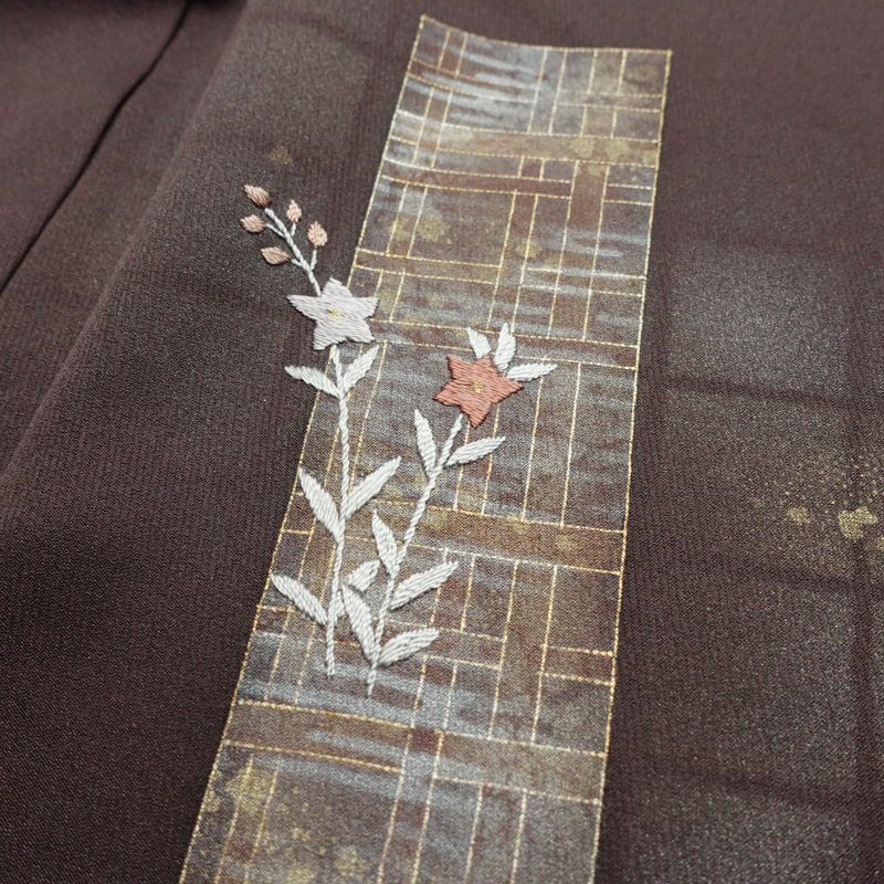 付け下げ しつけ糸付き 一つ紋付き 正絹 人物・動物柄 袷仕立て 身丈164cm 裄丈64.5cm リサイクル着物 着物 刺繍 箔 茶_画像18