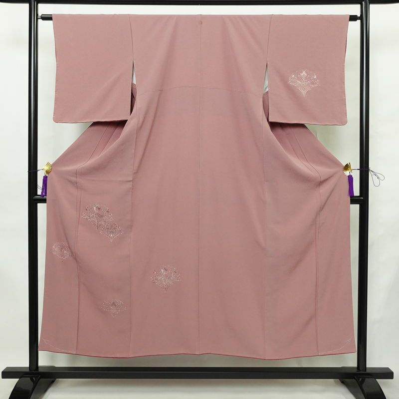 付け下げ 縮緬 スワトウ刺繍 一つ紋付き 正絹 幾何学柄・抽象柄 袷仕立て 身丈149.5cm 裄丈63cm リサイクル着物 一部しつけ糸付き 着物 入学式 卒業式 七五三 お宮参り フォーマル 上品 紫・藤色_画像1