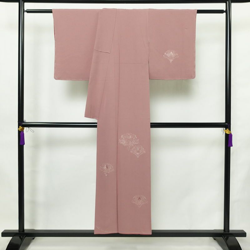 付け下げ 縮緬 スワトウ刺繍 一つ紋付き 正絹 幾何学柄・抽象柄 袷仕立て 身丈149.5cm 裄丈63cm リサイクル着物 一部しつけ糸付き 着物 入学式 卒業式 七五三 お宮参り フォーマル 上品 紫・藤色_画像2