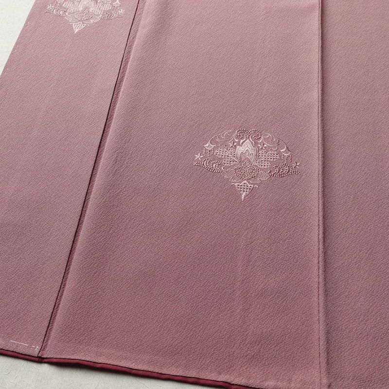 付け下げ 縮緬 スワトウ刺繍 一つ紋付き 正絹 幾何学柄・抽象柄 袷仕立て 身丈149.5cm 裄丈63cm リサイクル着物 一部しつけ糸付き 着物 入学式 卒業式 七五三 お宮参り フォーマル 上品 紫・藤色_画像4