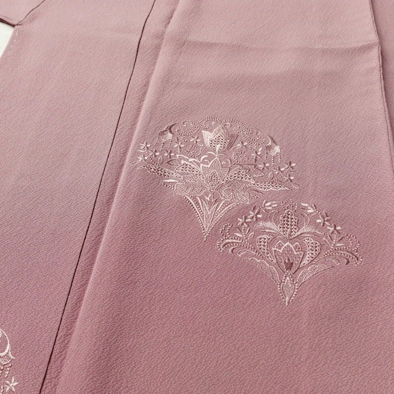 付け下げ 縮緬 スワトウ刺繍 一つ紋付き 正絹 幾何学柄・抽象柄 袷仕立て 身丈149.5cm 裄丈63cm リサイクル着物 一部しつけ糸付き 着物 入学式 卒業式 七五三 お宮参り フォーマル 上品 紫・藤色_画像5