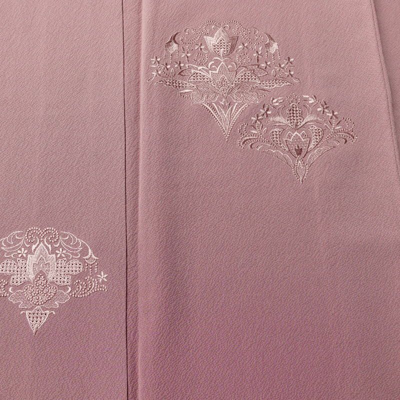 付け下げ 縮緬 スワトウ刺繍 一つ紋付き 正絹 幾何学柄・抽象柄 袷仕立て 身丈149.5cm 裄丈63cm リサイクル着物 一部しつけ糸付き 着物 入学式 卒業式 七五三 お宮参り フォーマル 上品 紫・藤色_画像6