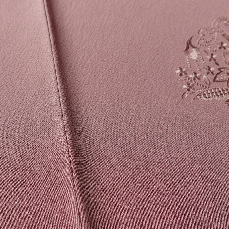 付け下げ 縮緬 スワトウ刺繍 一つ紋付き 正絹 幾何学柄・抽象柄 袷仕立て 身丈149.5cm 裄丈63cm リサイクル着物 一部しつけ糸付き 着物 入学式 卒業式 七五三 お宮参り フォーマル 上品 紫・藤色_画像10