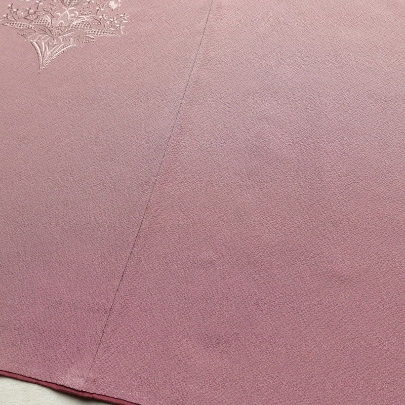 付け下げ 縮緬 スワトウ刺繍 一つ紋付き 正絹 幾何学柄・抽象柄 袷仕立て 身丈149.5cm 裄丈63cm リサイクル着物 一部しつけ糸付き 着物 入学式 卒業式 七五三 お宮参り フォーマル 上品 紫・藤色_画像11